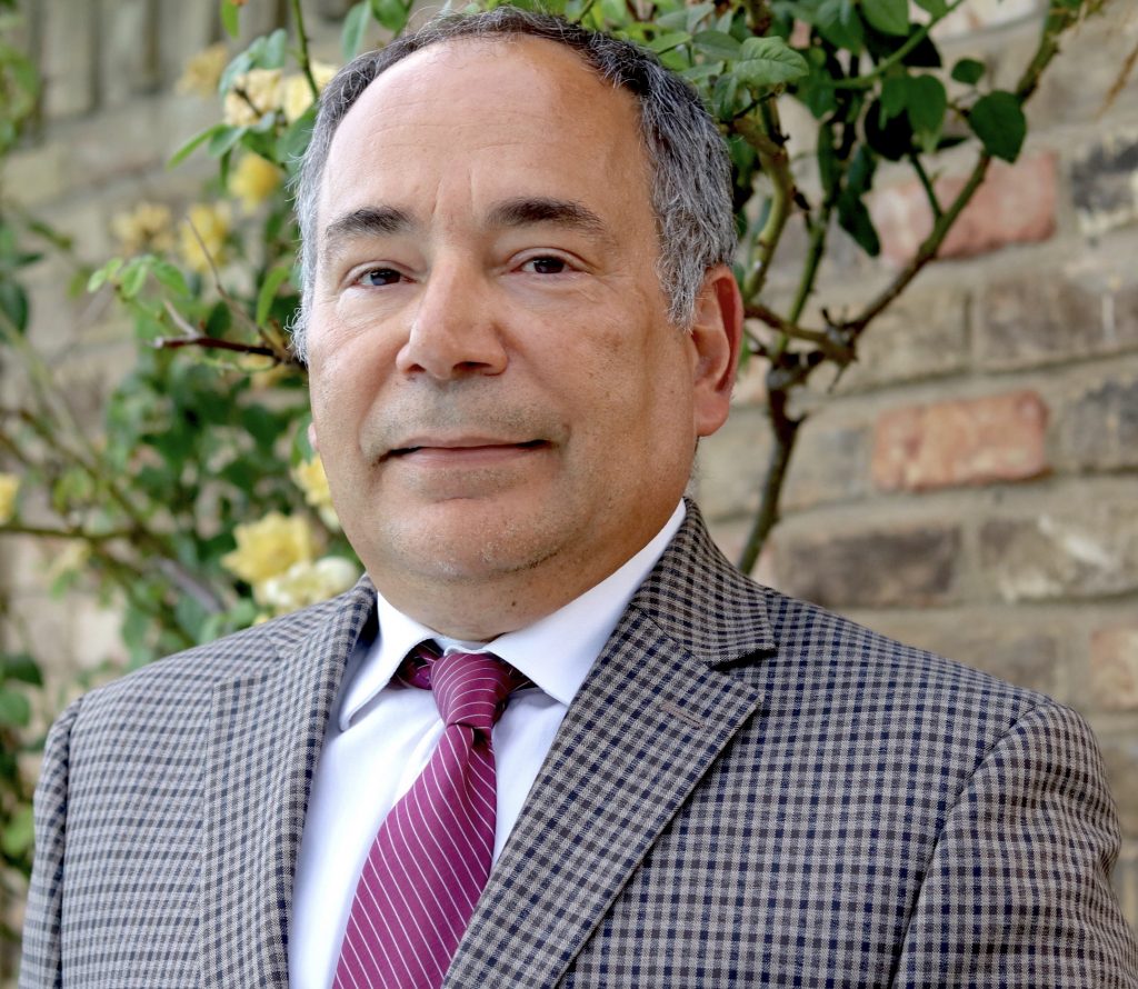 Retrato artístico de Carlos E. Urzola usado como fondo de la sección Sobre mí