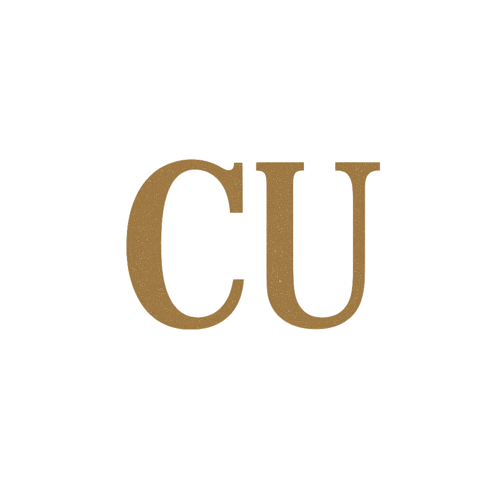 Logotipo con iniciales CU en tono dorado sobre fondo difuminado gris