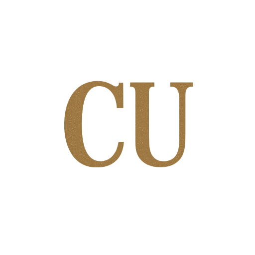 Logotipo con iniciales CU en tono dorado sobre fondo difuminado gris