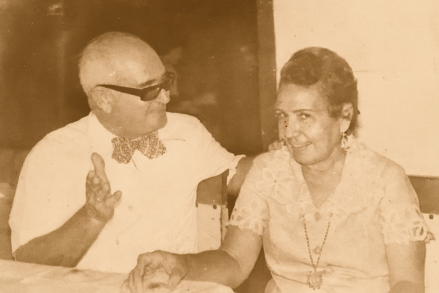 Mis abuelos Uvo y Uta conversando en la mesa, origen de las Memorias del Caribe